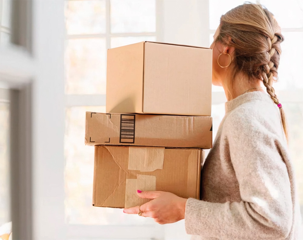 Vrouw met dozen in haar handen